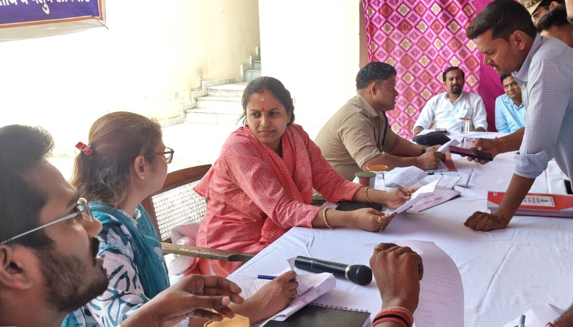 भूमि संबंधी शिकायतों का प्राथमिकता के साथ हो निस्तारण, राजस्व और पुलिस टीम संयुक्त रूप से करें जांच safar news PHOTO 2025 05 24 14 05 08 e1748164396916