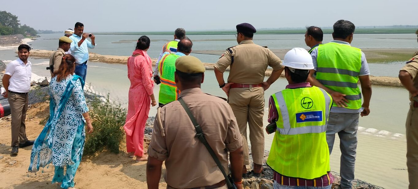 जिलाधिकारी ने किया गंगा एक्सप्रेसवे का निरीक्षण, कार्य में तेजी लाने के दिए निर्देश safar news PHOTO 2025 05 24 14 45 23 e1748158440863
