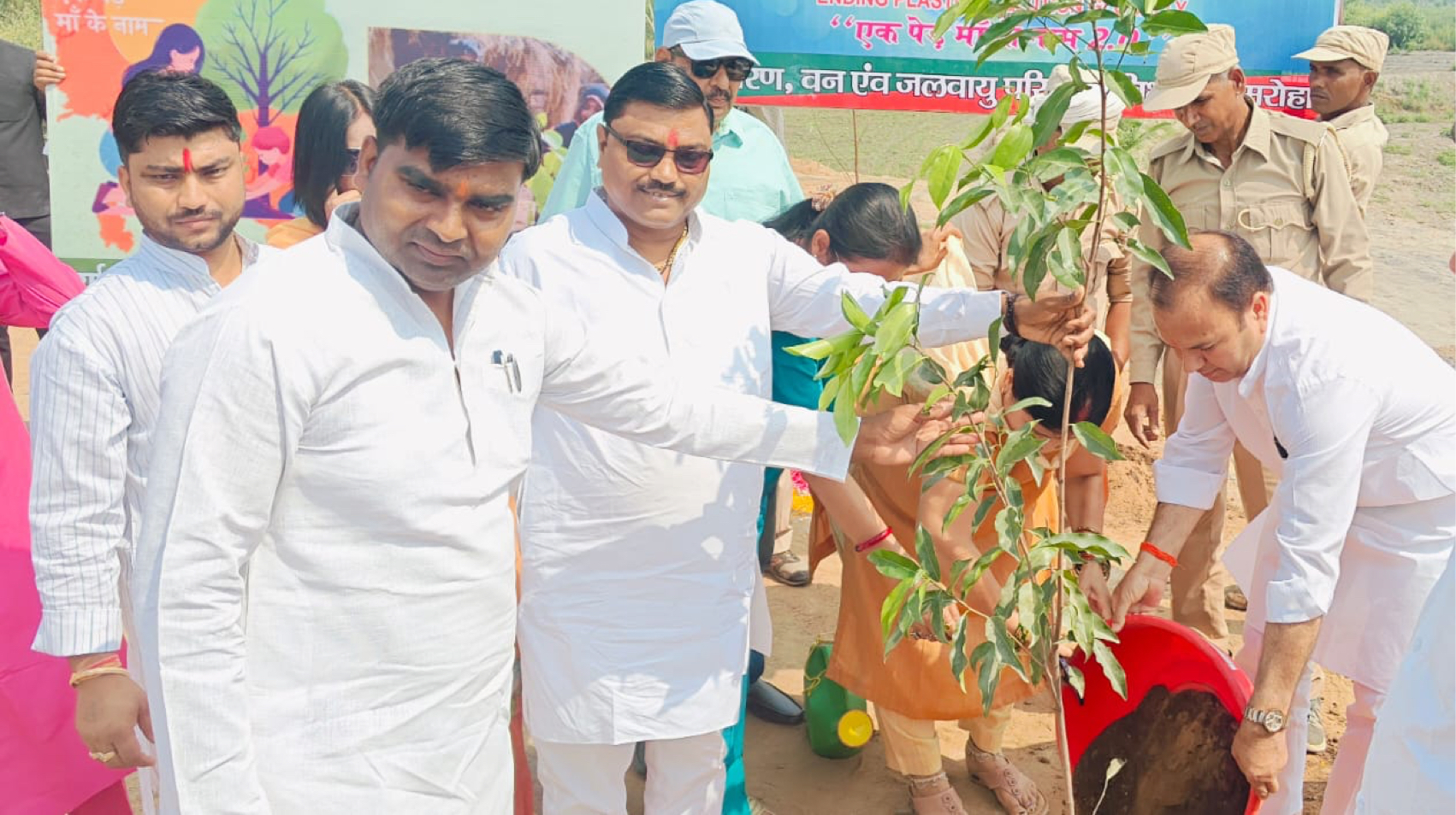 "एक पौधा माँ के नाम" वृक्षारोपण अभियान, पर्यावरण संरक्षण के प्रति गहरी प्रतिबद्धता safar news एक पौधा माँ के नाम