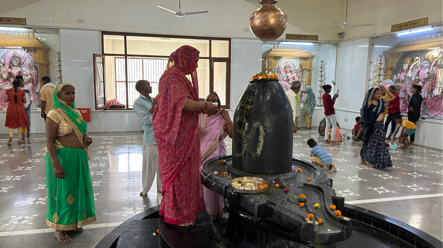 शिवलिंग पर पहले क्या अर्पित करें? जानें शिव पूजा का सही तरीका safar news शिव पूजा